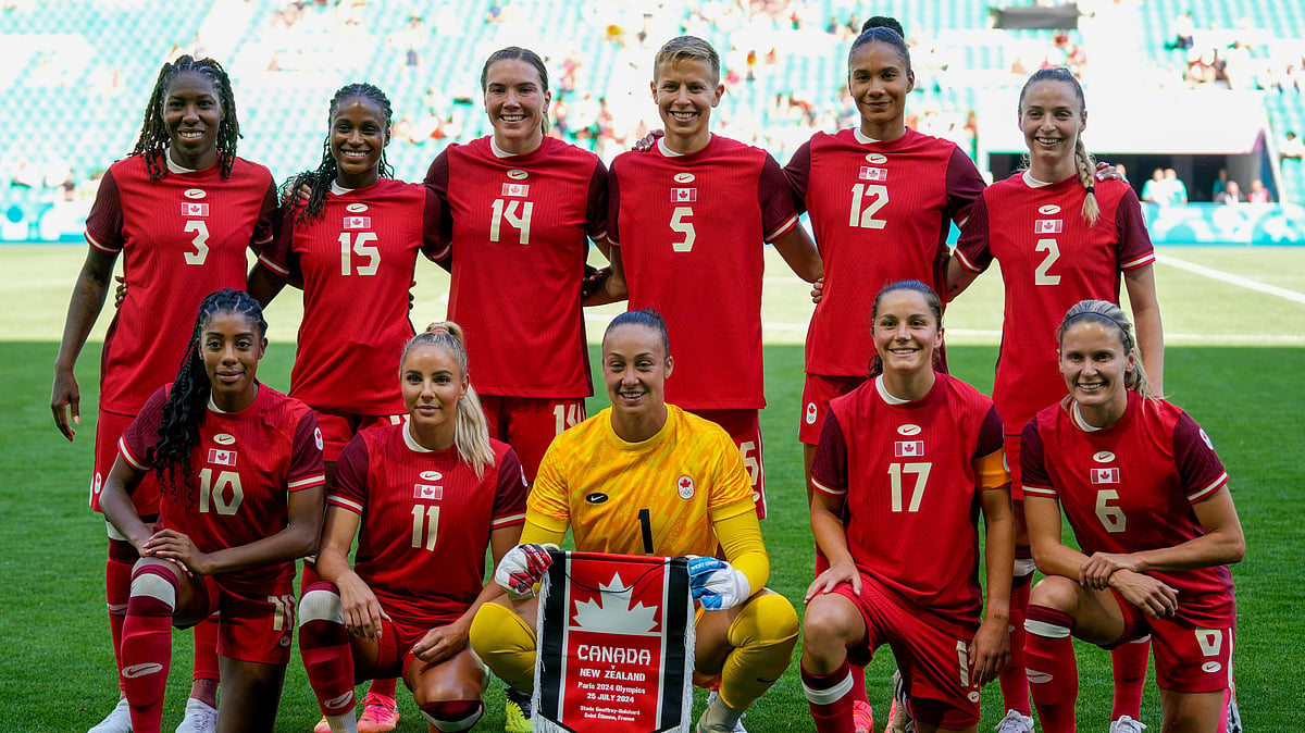 Canada team pose for a group photo prior to the women's Group A soccer match between Canada and New Zealand at Geoffroy-Guichard stadium during the 2024 Summer Olympics, Thursday, July 25, 2024, in Saint-Etienne, France.  - (AP Photo/Silvia Izquierdo)